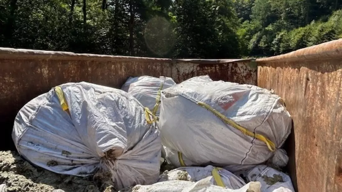 POL-PDLD: Illegale Entsorgung einer Großmenge von Mineralwolle an der B48 - Bild: presseportal.de