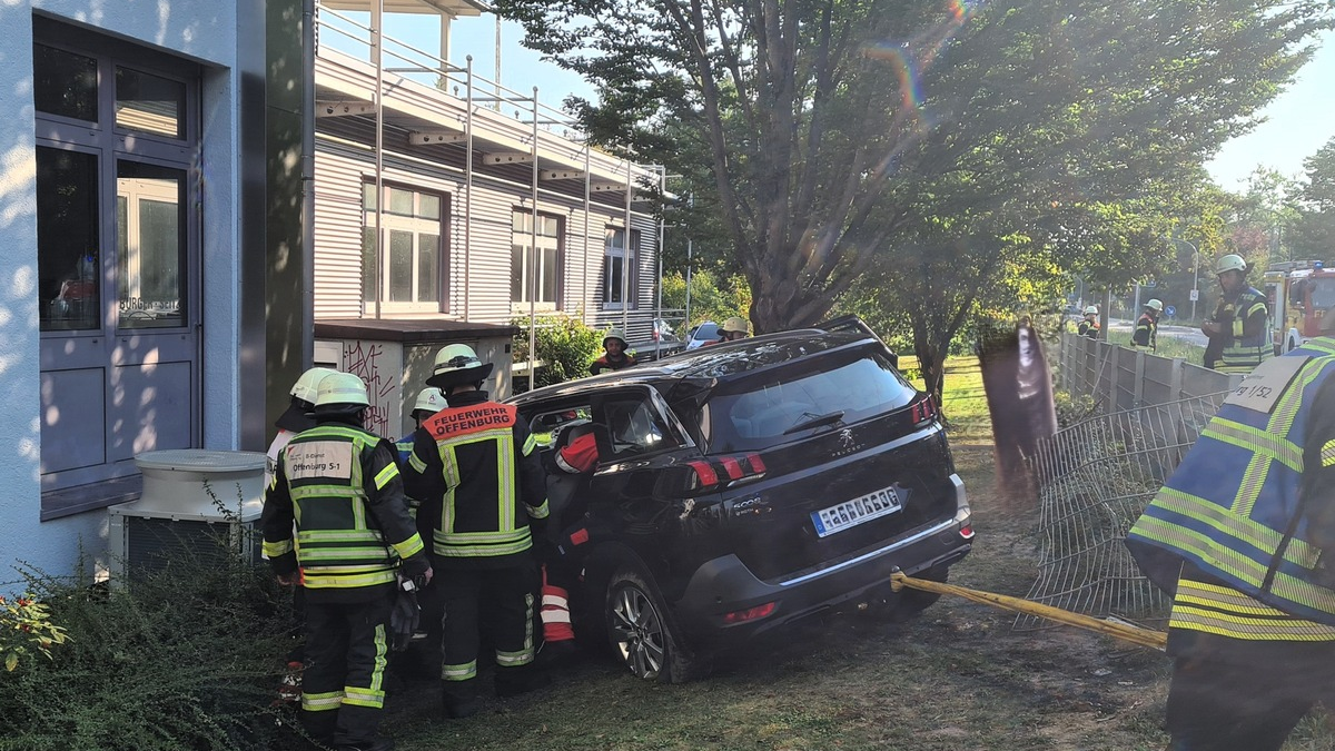 FW-OG: PKW kommt von Fahrbahn ab - Foto: presseportal.de