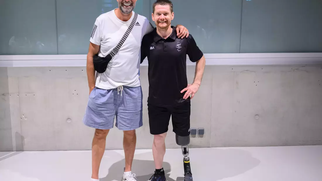Jürgen Klopp und sein langjähriger Freund Wojtek Czyz in Paris. - Bild: Julian Stratenschulte/dpa