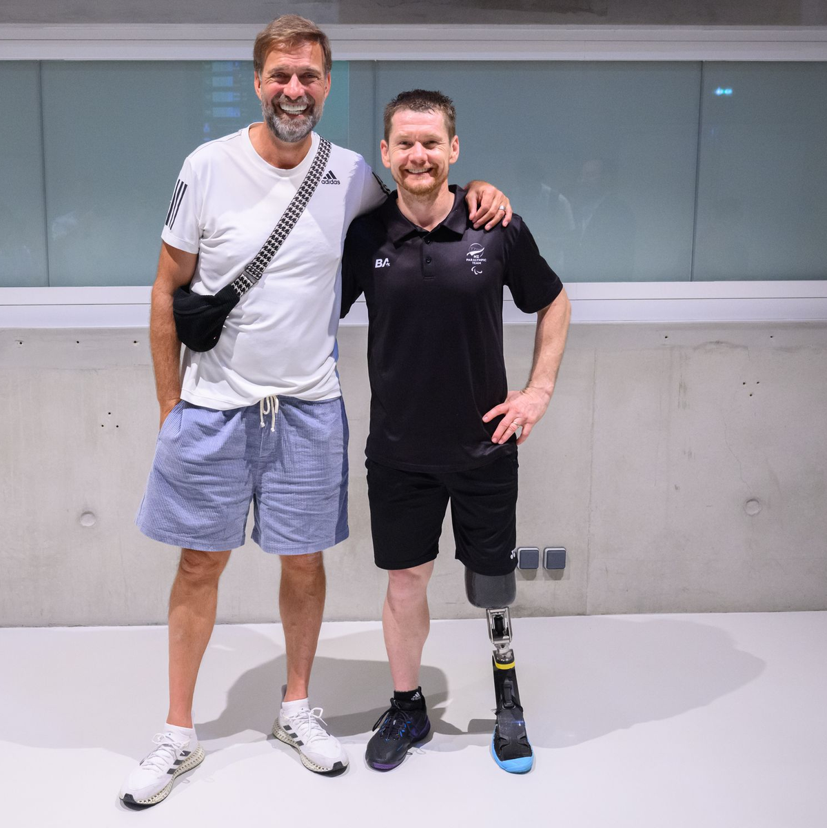Jürgen Klopp und sein langjähriger Freund Wojtek Czyz in Paris. - Foto: Julian Stratenschulte/dpa