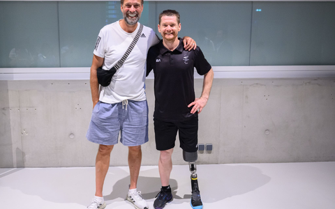 Jürgen Klopp und sein langjähriger Freund Wojtek Czyz in Paris. - Foto: Julian Stratenschulte/dpa