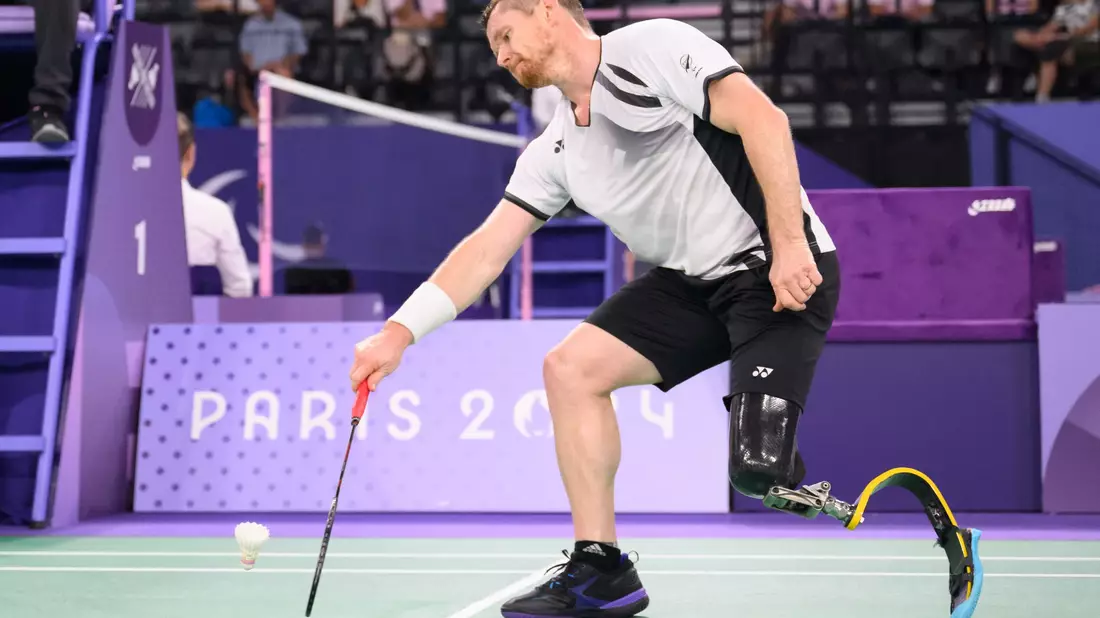 Wojtek Czyz hat zum Auftakt der Badminton-Wettbewerbe verloren. - Bild: Julian Stratenschulte/dpa