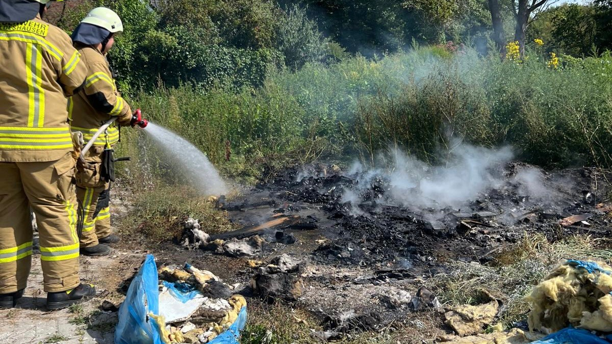 FW-OLL: Feuerwehr Wildeshausen löscht illegales Feuer in der Harpstedter Straße - Foto: presseportal.de