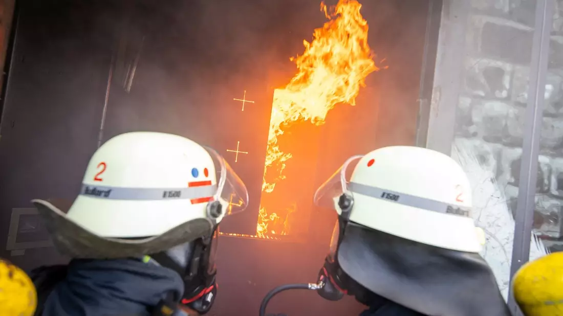 FW Rheingau-Taunus: 348 Feuerwehrleute im echten Feuer ausgebildet - Bild: presseportal.de