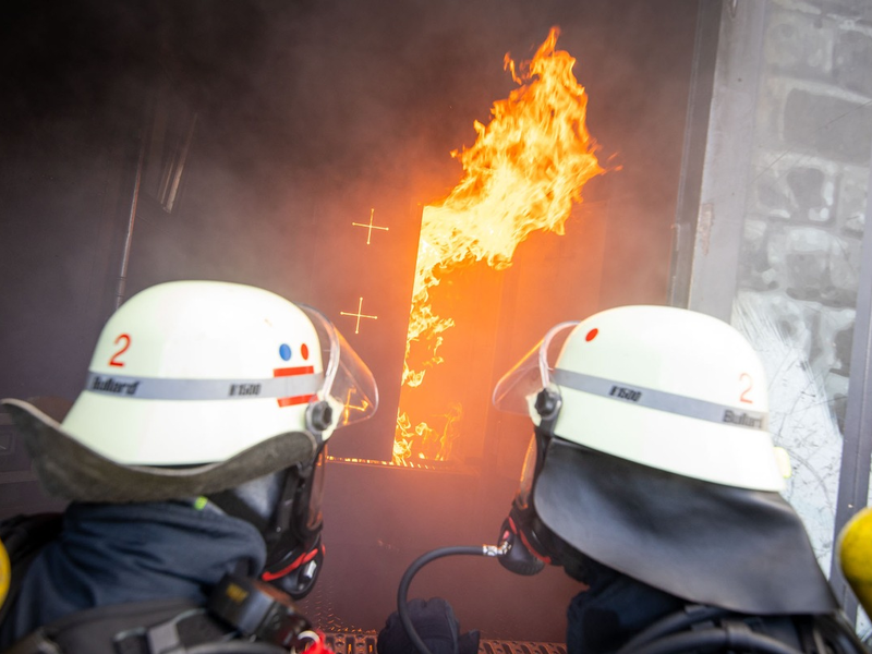 FW Rheingau-Taunus: 348 Feuerwehrleute im echten Feuer ausgebildet - Foto: presseportal.de