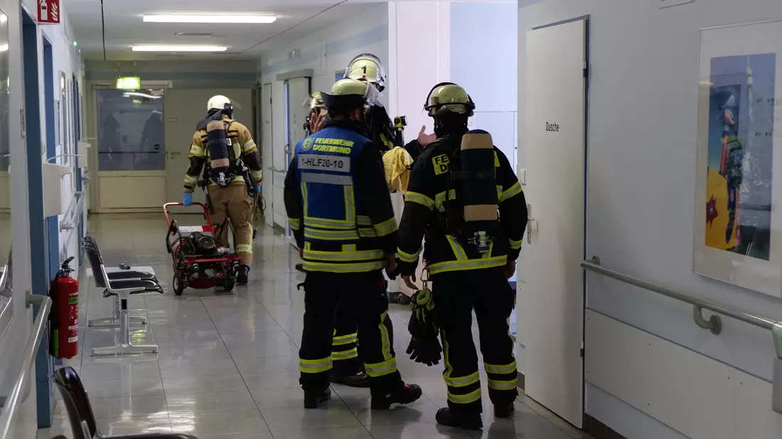 FW-DO: ABC-Einsatz im Klinikum - Defekter Kühlschrank sorgt für Stationsräumung - Bild: presseportal.de