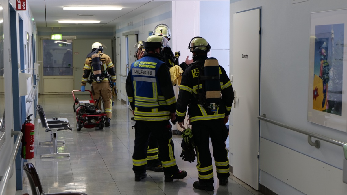 FW-DO: ABC-Einsatz im Klinikum - Defekter Kühlschrank sorgt für Stationsräumung - Foto: presseportal.de