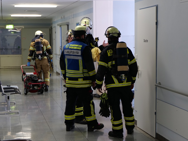 FW-DO: ABC-Einsatz im Klinikum - Defekter Kühlschrank sorgt für Stationsräumung - Foto: presseportal.de