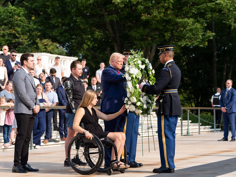 Militärsprecher: Friedhofsmitarbeiter wurde abrupt zur Seite gestoßen. (Archivfoto) - Foto: Alex Brandon/AP/dpa