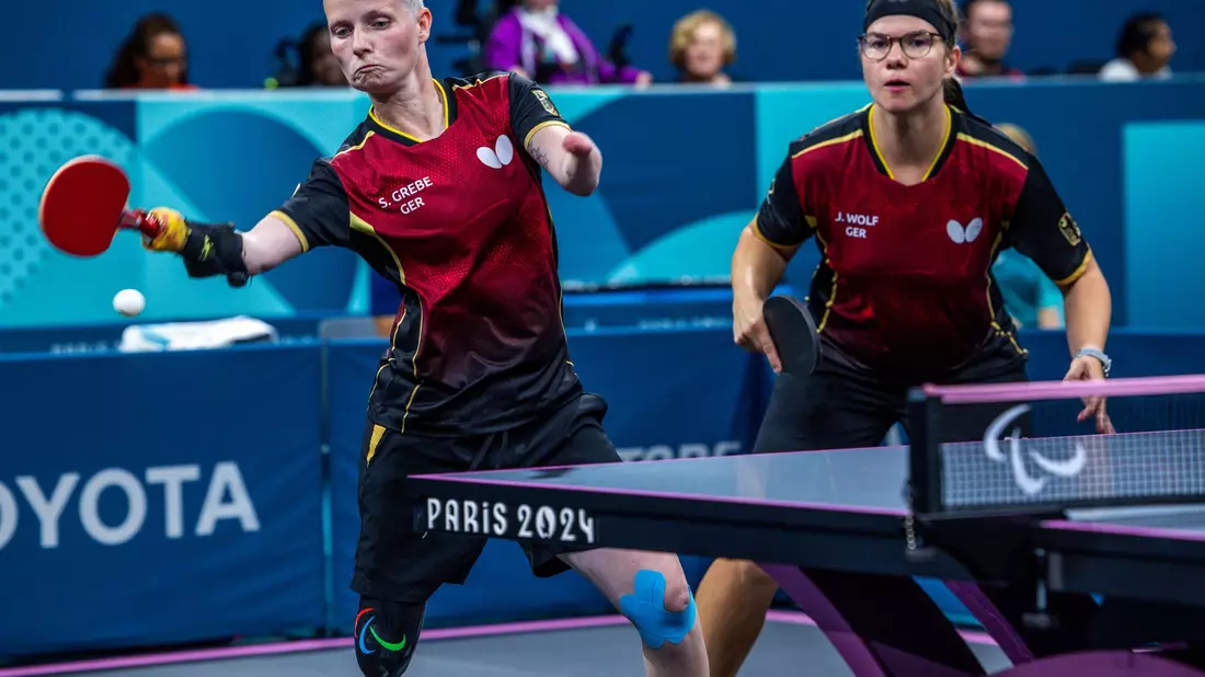 Valentin Baus (r) und Thomas Schmidberger kämpfen im Tischtennis-Doppel um Gold. - Bild: Jens Büttner/dpa