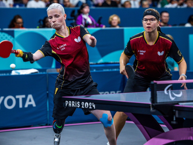 Valentin Baus (r) und Thomas Schmidberger kämpfen im Tischtennis-Doppel um Gold. - Foto: Jens Büttner/dpa