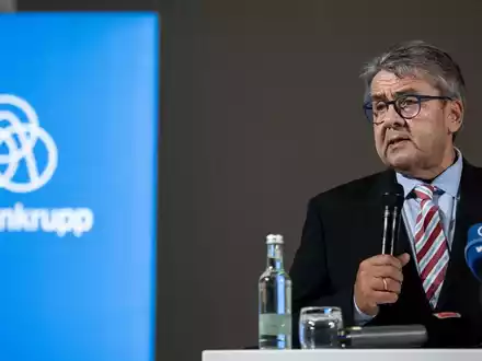 Auch der frühere IG Metall-Chef Detlef Wetzel ist am Donnerstag als Aufsichtsrat bei Thyssenkrupp Steel zurückgetreten. Nach der Sitzung sprach er zu Beschäftigten.  - Foto: Fabian Strauch/dpa