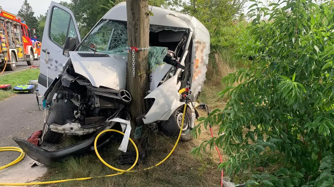 FW Hünxe: Eingeklemmte Person nach Verkehrsunfall - Paralleleinsatz während der technischen Rettung - Bild: presseportal.de