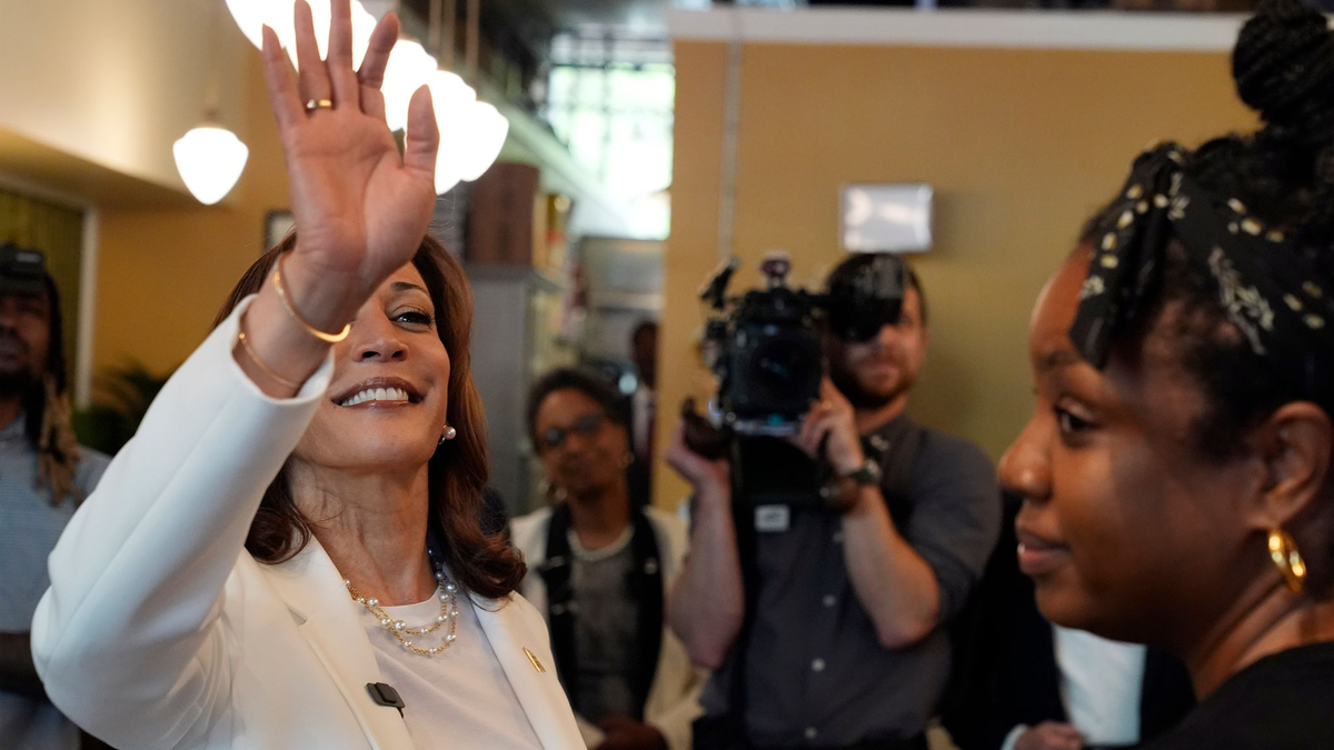 Harris gibt ihr TV-Interview am Rande eines Wahlkampfevents in Georgia.  - Foto: Jacquelyn Martin/AP