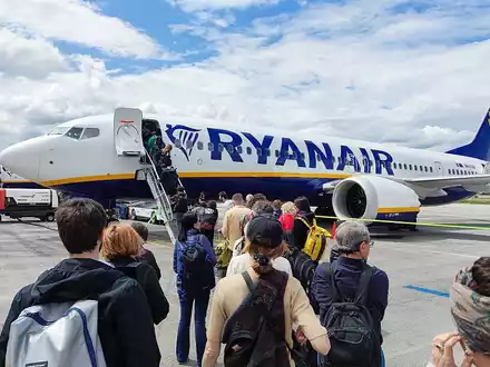 Passagiere vor Einstieg in Ryanair-Maschine (Archiv) - Foto: über dts Nachrichtenagentur