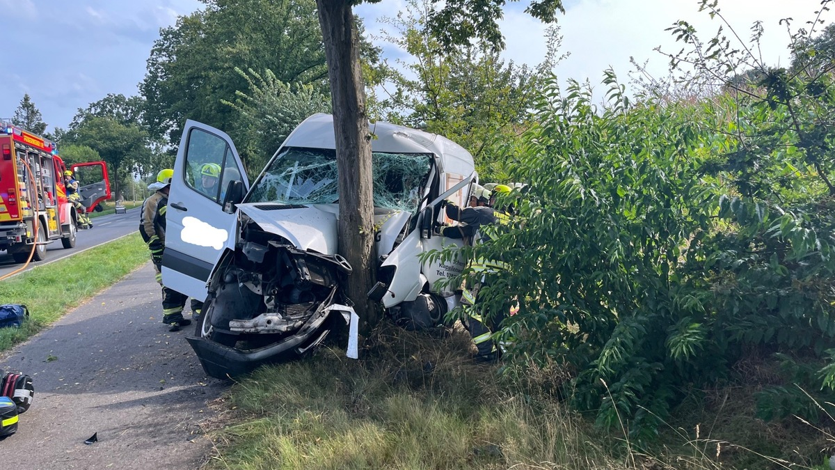 POL-WES: Hünxe - 61-jähriger Autofahrer prallte frontal gegen Baum - Foto: presseportal.de