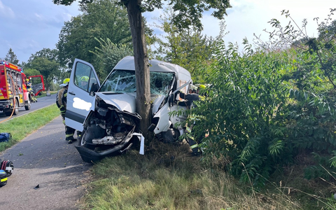 POL-WES: Hünxe - 61-jähriger Autofahrer prallte frontal gegen Baum - Foto: presseportal.de