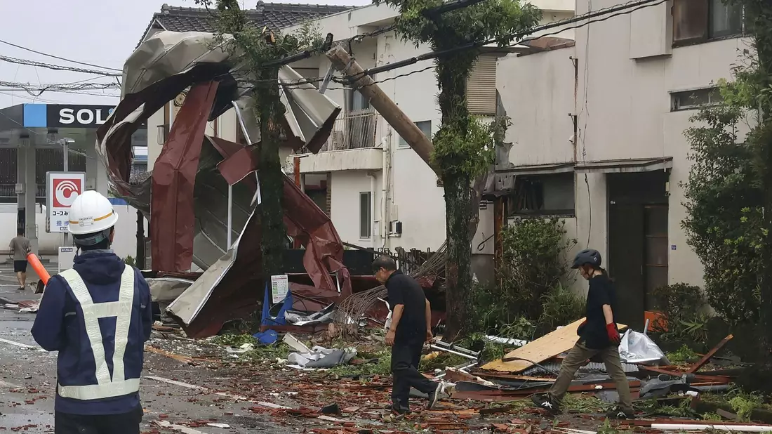 Der Taifun verursachte Schäden durch starken Regen und Sturmböen. - Bild: ---/Kyodo News/AP/dpa
