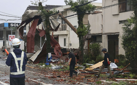 Der Taifun verursachte Schäden durch starken Regen und Sturmböen. - Foto: ---/Kyodo News/AP/dpa
