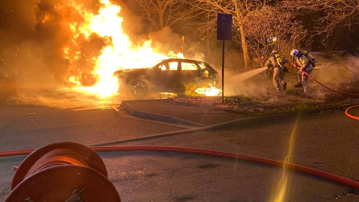FW Dresden: PKW-Brand und Verkehrsunfall - Foto: presseportal.de