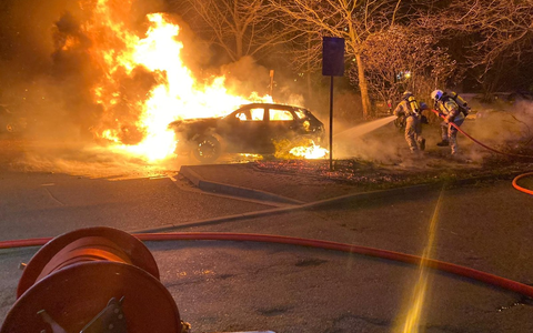 FW Dresden: PKW-Brand und Verkehrsunfall - Foto: presseportal.de