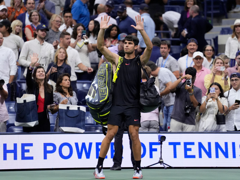 Vor kurzer Zeit dachte Botic van de Zandschulp noch ans Aufhören und feiert nun den größten Sieg seiner Karriere. - Foto: Matt Rourke/AP
