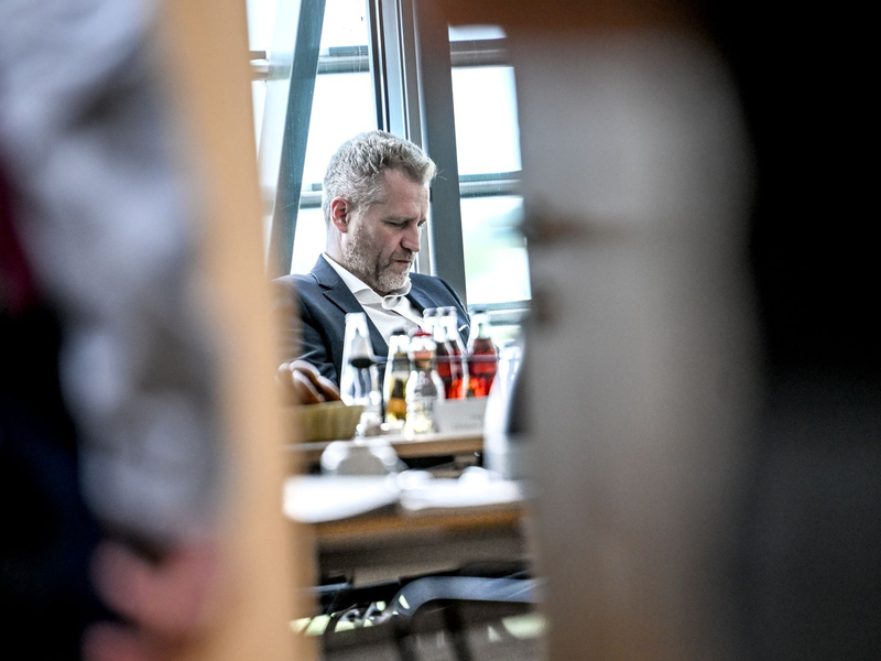 Die Ermittlungen gegen Bystron sich derzeit ausgesetzt. - Foto: Britta Pedersen/dpa