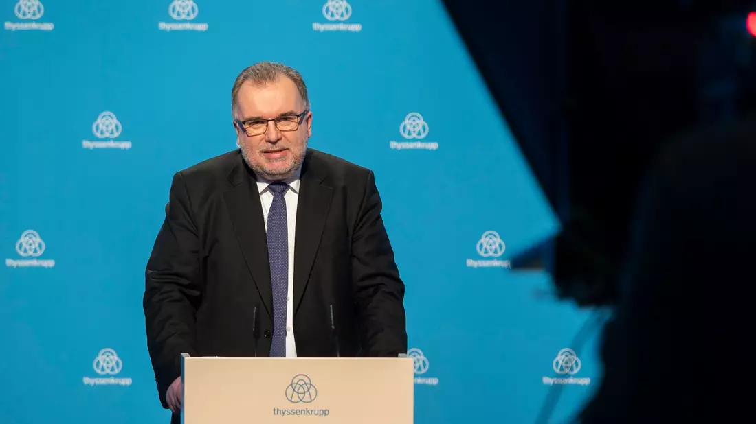Nach dem Rücktritt von drei Stahlvorständen hat Thyssenkrupp-Chefaufseher Russwurm massive Kritik an den ausgeschiedenen Managern geübt. - Bild: Thyssenkrupp/dpa