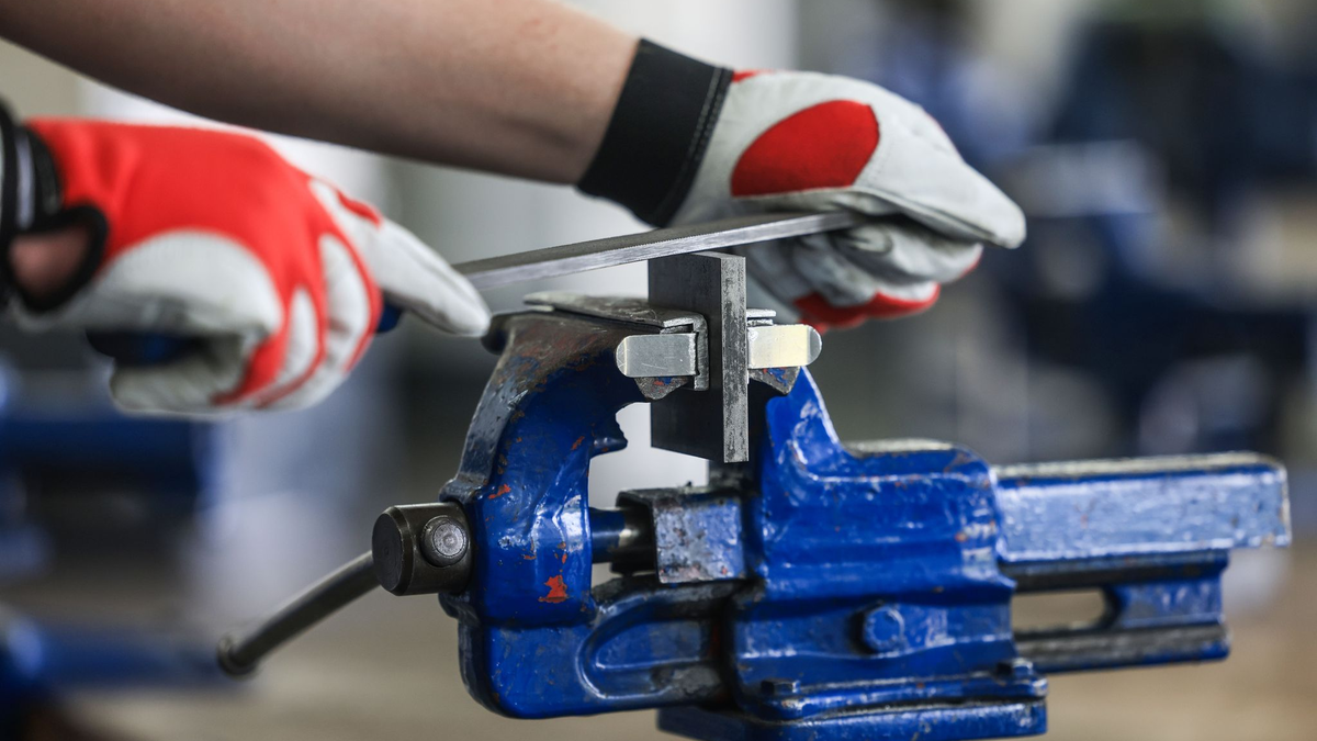 Im Maschinenbau haben einige Unternehmen Probleme bei der Suche nach Auszubildenden (Archivfoto). - Foto: Oliver Berg/dpa