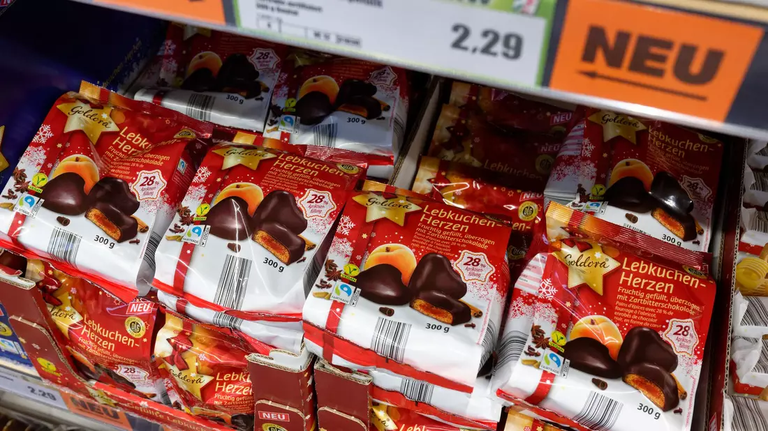 Zwei Drittel der Verbraucher lehnen den frühen Verkauf von Weihnachtsgebäck ab. - Bild: Henning Kaiser/dpa