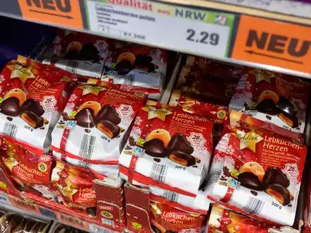 Zwei Drittel der Verbraucher lehnen den frühen Verkauf von Weihnachtsgebäck ab. - Foto: Henning Kaiser/dpa