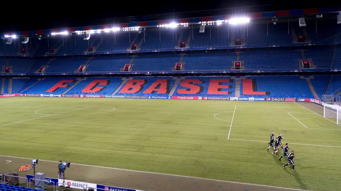 Im St. Jakob-Park Stadion soll ein Public Viewing für 20.000 Menschen organisiert werden. (Archivbild) - Bild: Georgios Kefalas/Keystone/dpa