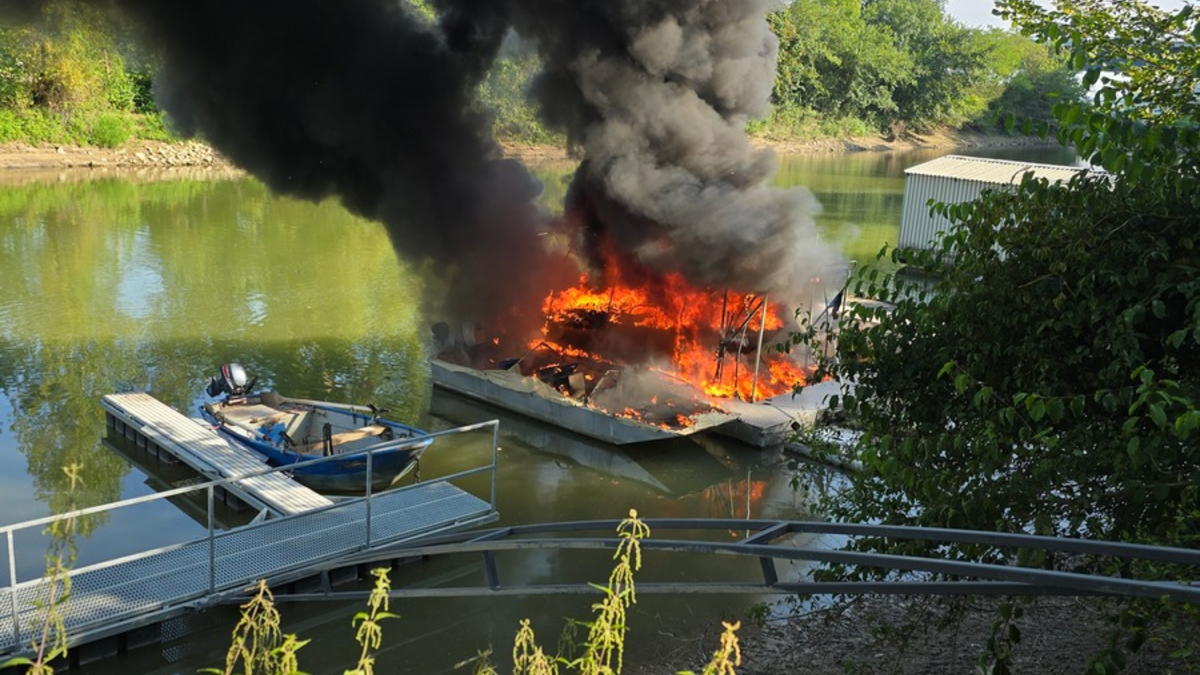 PP-ELT: Bootsbrand im Hafen Germersheim - Foto: presseportal.de