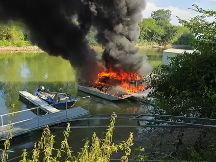 PP-ELT: Bootsbrand im Hafen Germersheim - Foto: presseportal.de