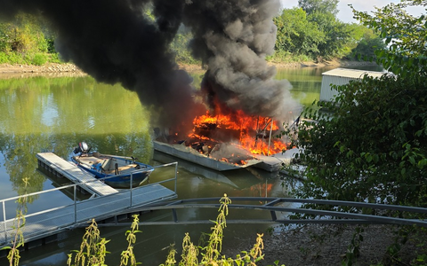 PP-ELT: Bootsbrand im Hafen Germersheim - Foto: presseportal.de
