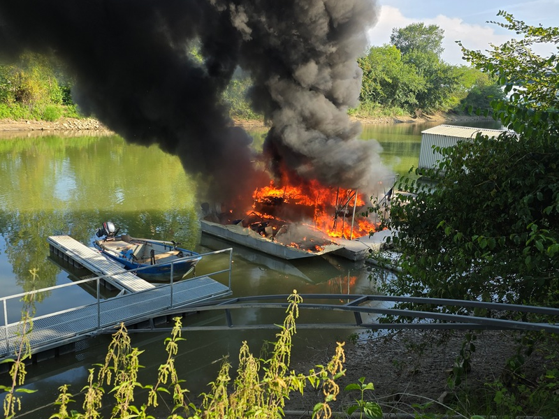 PP-ELT: Bootsbrand im Hafen Germersheim - Foto: presseportal.de