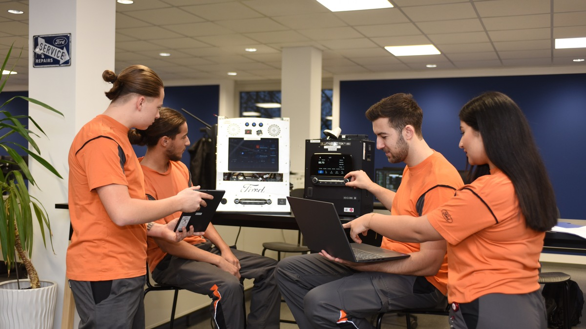 154 junge Menschen starten ihre Ausbildung bei den Ford-Werken - Foto: presseportal.de