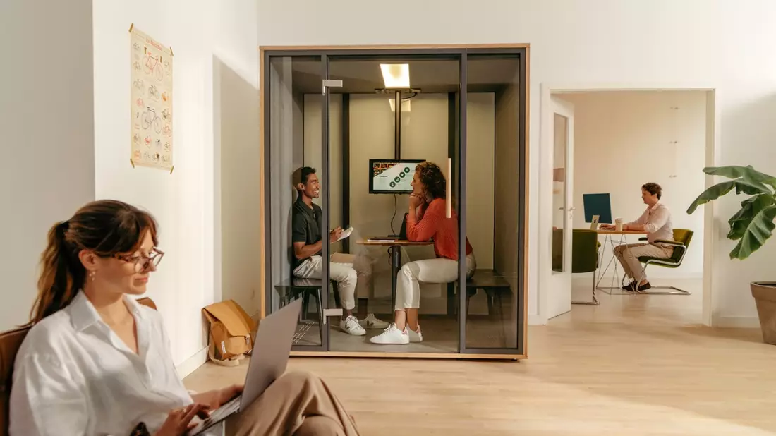 Zwischen Home Office und Büro: Was junge Arbeitnehmende wirklich wollen - Bild: presseportal.de