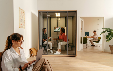 Zwischen Home Office und Büro: Was junge Arbeitnehmende wirklich wollen - Foto: presseportal.de