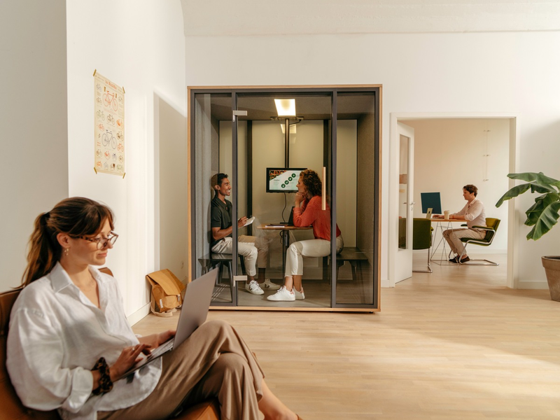 Zwischen Home Office und Büro: Was junge Arbeitnehmende wirklich wollen - Foto: presseportal.de