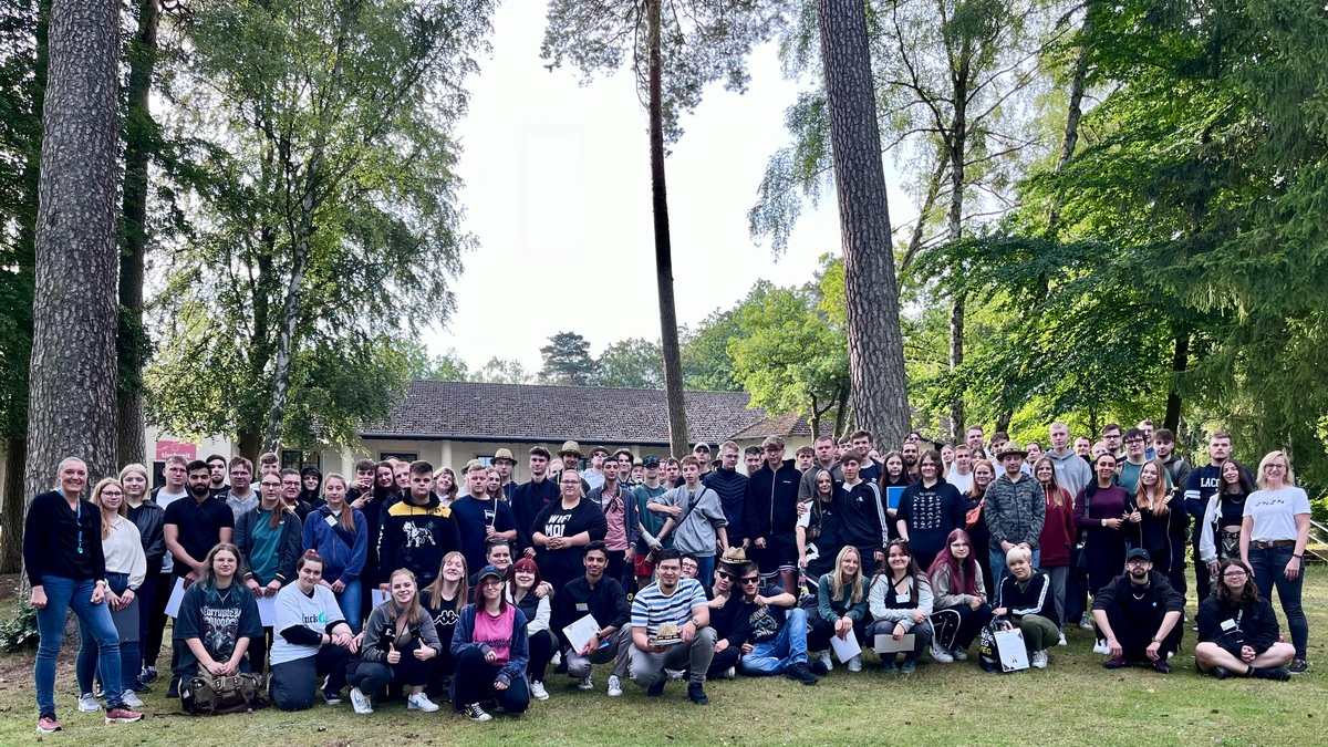 Herzlich willkommen unseren über 100 neuen Netto-Azubis - Foto: presseportal.de