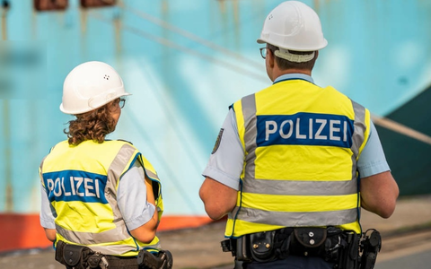 BPOL-HB: Bundespolizei fasst gesuchten Mann auf Offshore-Schiff - Foto: presseportal.de