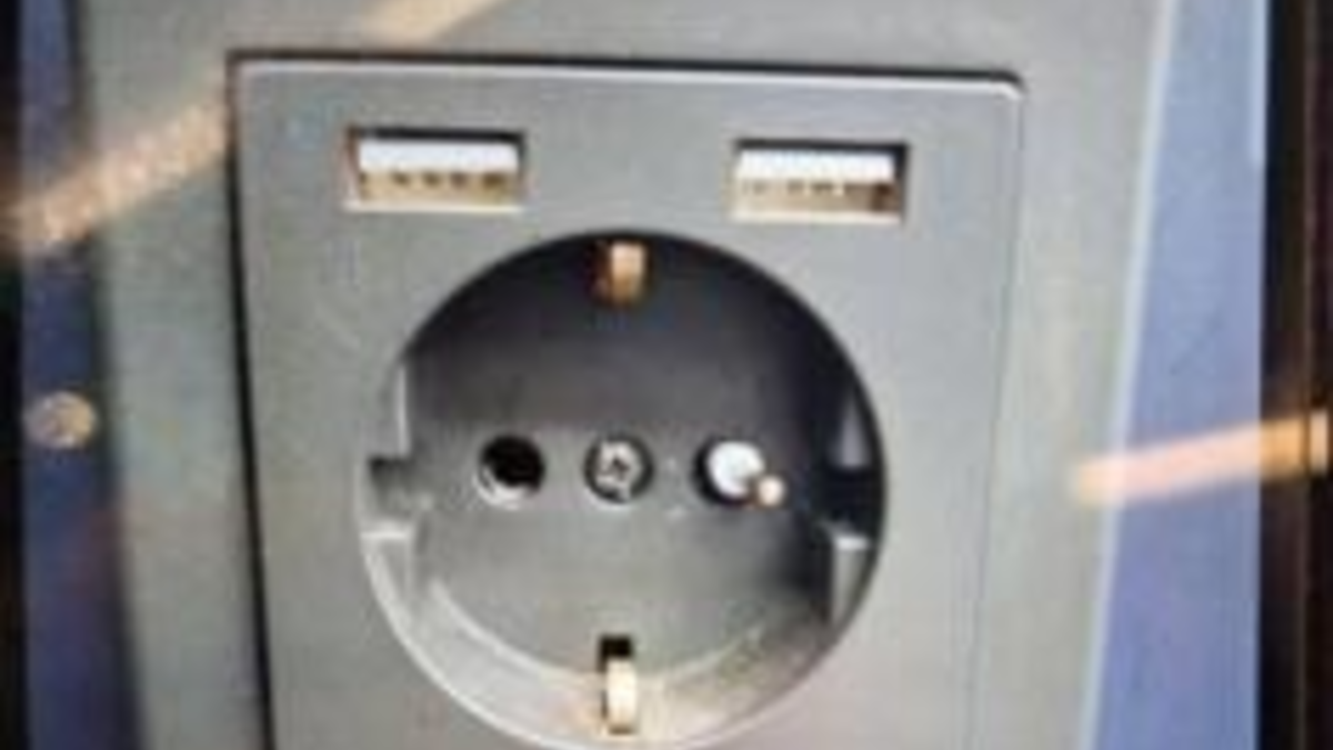 BPOL-FL: NMS - Bundespolizei stellt Unregelmäßigkeiten an Steckdosen in Zügen fest - Foto: presseportal.de