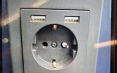 BPOL-FL: NMS - Bundespolizei stellt Unregelmäßigkeiten an Steckdosen in Zügen fest - Foto: presseportal.de