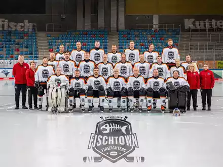 FW Bremerhaven: Fischtown Firefighters nehmen am internationalen Eishockeybehördenturnier in Finnland teil - Foto: presseportal.de