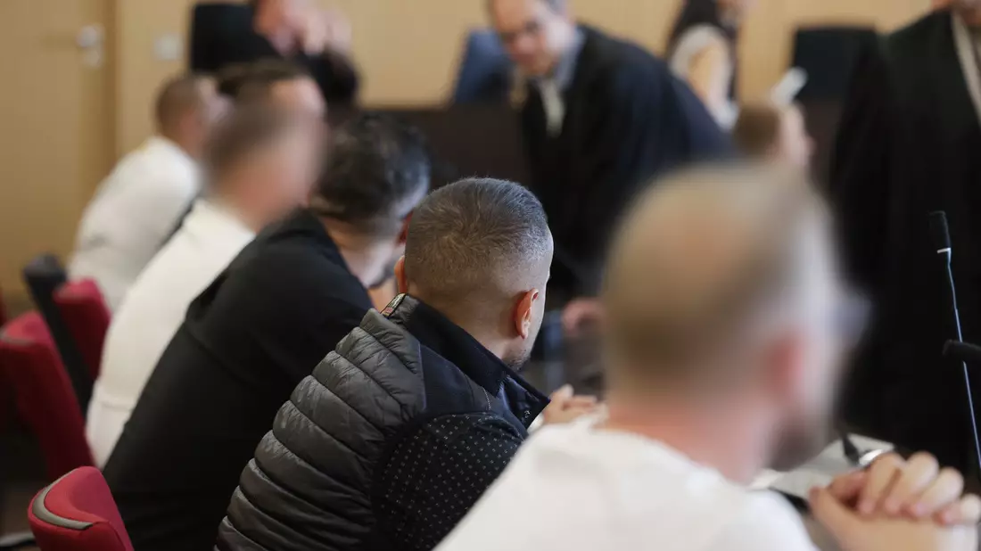 Weil die meisten Zeugen und ein Angeklagter fehlten, ist der Prozess um die «Mutter aller Hochzeitskorsos» erneut vertagt worden. - Bild: David Young/dpa
