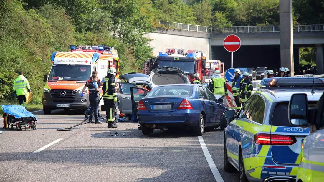 FW LK Neunkirchen: Zwei Verletzte bei schwerem Verkehrsunfall auf B41 bei Neunkirchen - Bild: presseportal.de