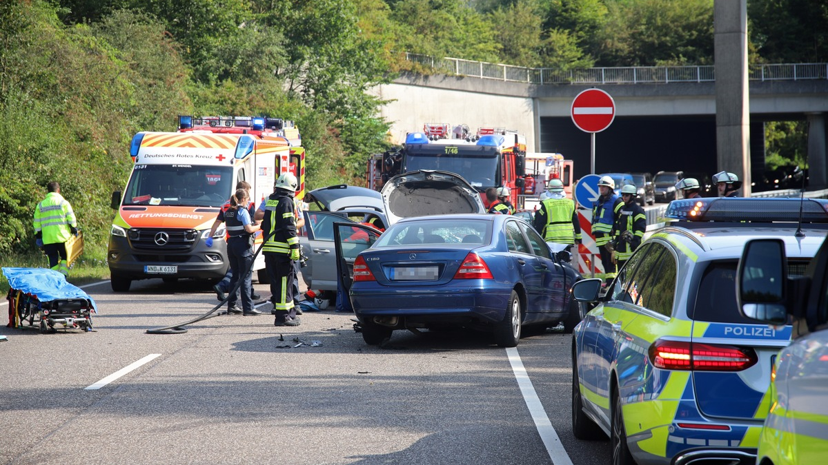 FW LK Neunkirchen: Zwei Verletzte bei schwerem Verkehrsunfall auf B41 bei Neunkirchen - Foto: presseportal.de