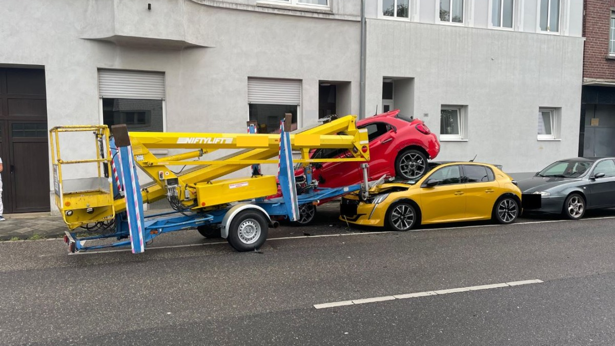 POL-MG: Anhänger löst sich von Kupplung und prallt gegen geparkte Autos - Foto: presseportal.de