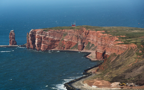 Die Passagiere an Bord bleiben unverletzt  - werden aber erst mit viel Verspätung an Land gehen können (Archivbild) - Foto: Christian Charisius/dpa